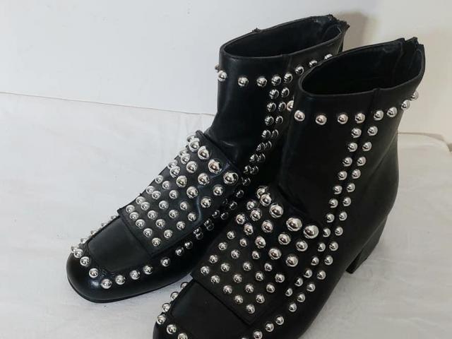 Très belle paire de bottines Baylee cloutées en cuir de veau neuves P38 Très belle paire de bottines Baylee cloutées en cuir de veau neuves P38