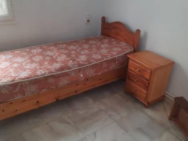 Lit avec matelas et table de nuit Lit avec matelas et table de nuit
